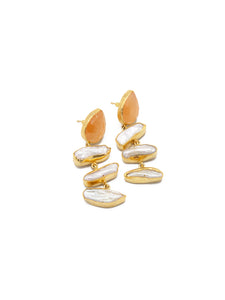 Girl with a pearl earrings.